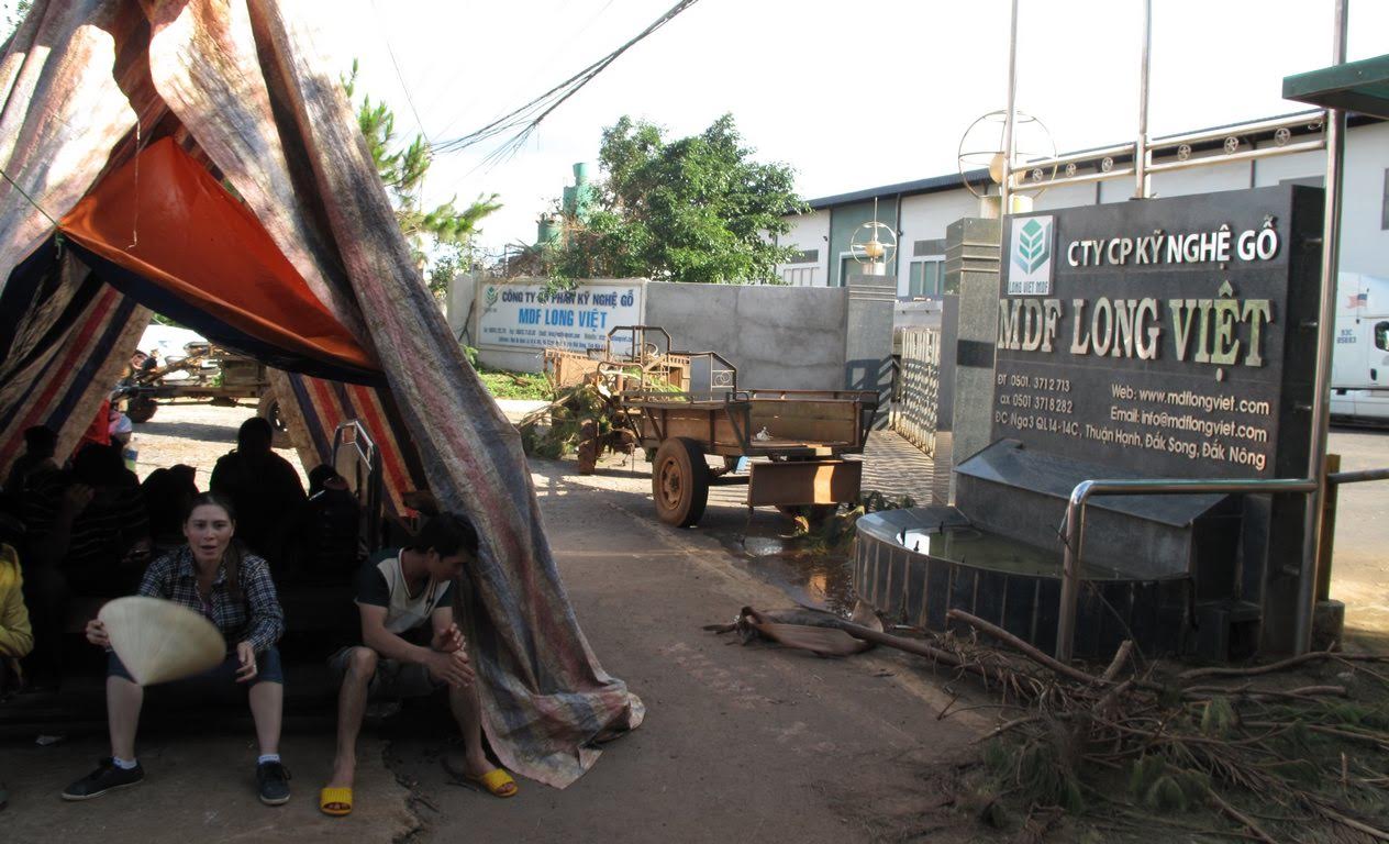 Đắk[-]Nông:[-]Dựng[-]lều,[-]vây[-]nhà[-]máy[-]gỗ[-]vì[-]ô[-]nhiễm